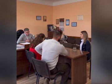 Зворушливі кадри з волинської лікарні: реципієнтка зустрілася з родиною донора