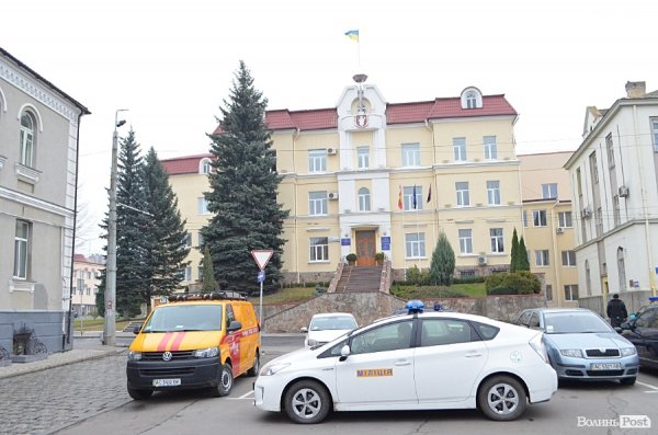 Повідомили про замінування луцької мерії. ФОТО. ДОПОВНЕНО