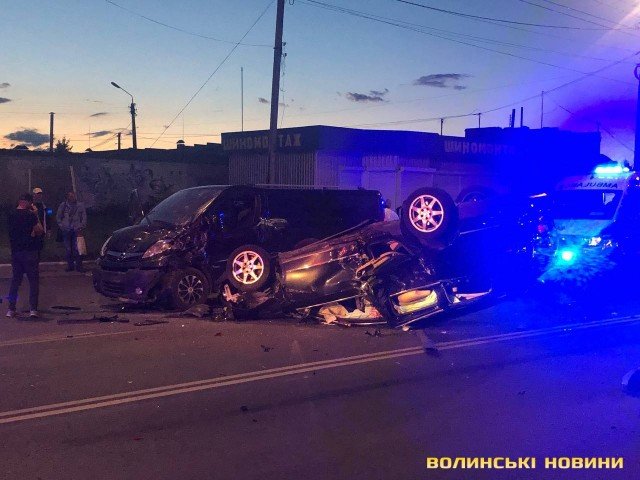 Перекинута автівка вилетіла назустріч: у Луцьку зіткнулися фура, бус та легковик. ФОТО