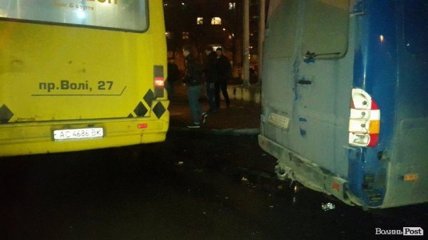 У Луцьку авто в'їхало в маршрутку, заповнену пасажирами. ФОТО