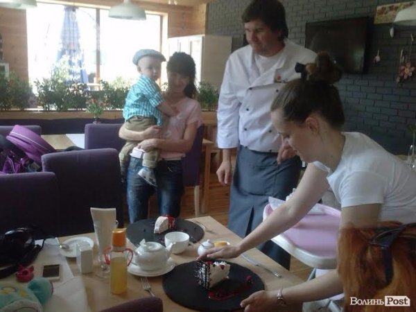 Власник луцького ресторану пригощає переможців конкурсу. ФОТО