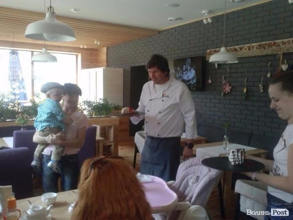 Власник луцького ресторану пригощає переможців конкурсу. ФОТО