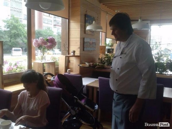 Власник луцького ресторану пригощає переможців конкурсу. ФОТО