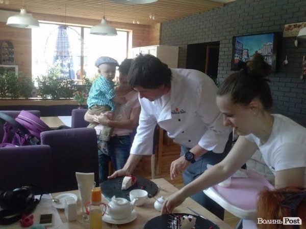 Власник луцького ресторану пригощає переможців конкурсу. ФОТО