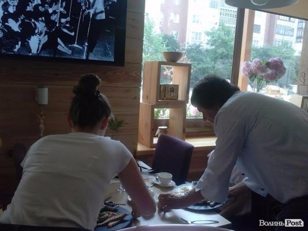 Власник луцького ресторану пригощає переможців конкурсу. ФОТО