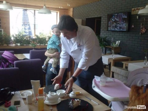 Власник луцького ресторану пригощає переможців конкурсу. ФОТО