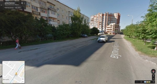Вимагають нормальний тротуар на вулиці Кравчука у Луцьку . ФОТО