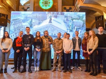 Для дітей-сиріт у Луцьку влаштували зустріч з відомими людьми. ФОТО