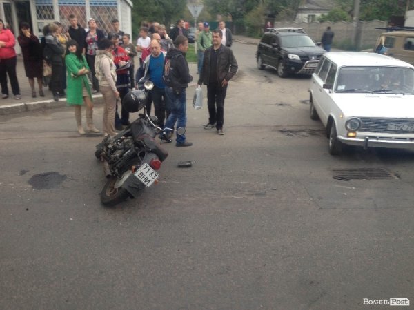 У Луцьку аварія: Smart збив мотоцикліста. ФОТО