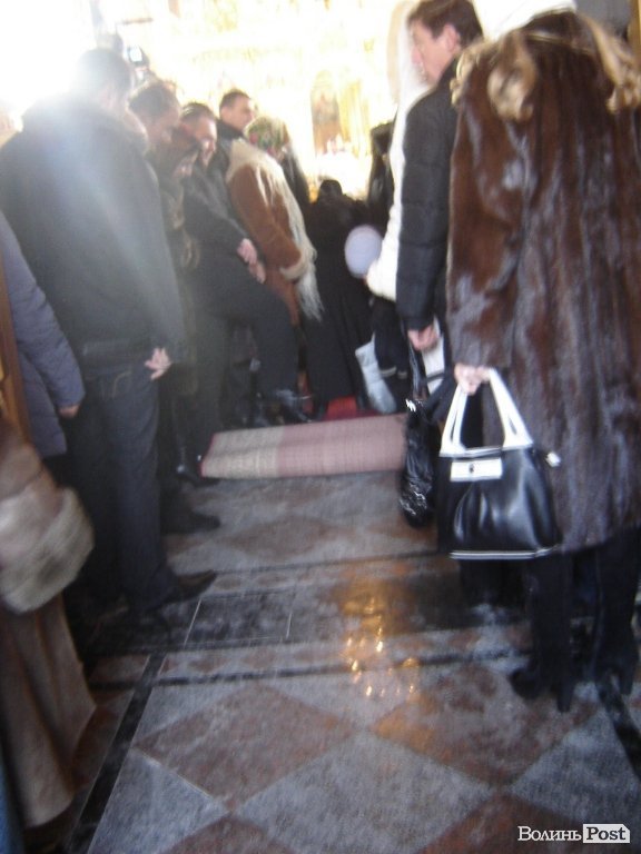 Януковича на Волині зустрічали червоною доріжкою і церковним передзвоном. ФОТО. ВІДЕО