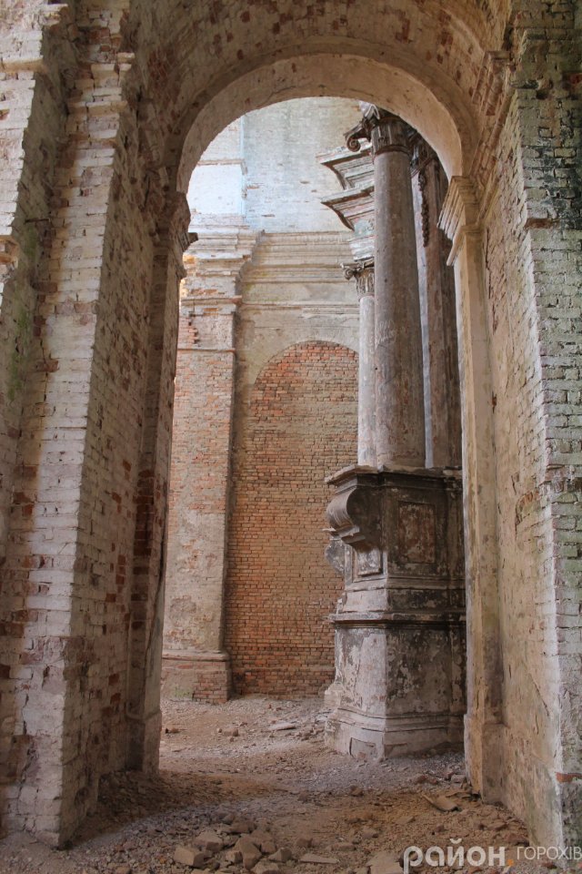 Було – стало: один з найкрасивіших католицьких храмів Волині, який «живе» зі снарядом у стіні. ФОТО