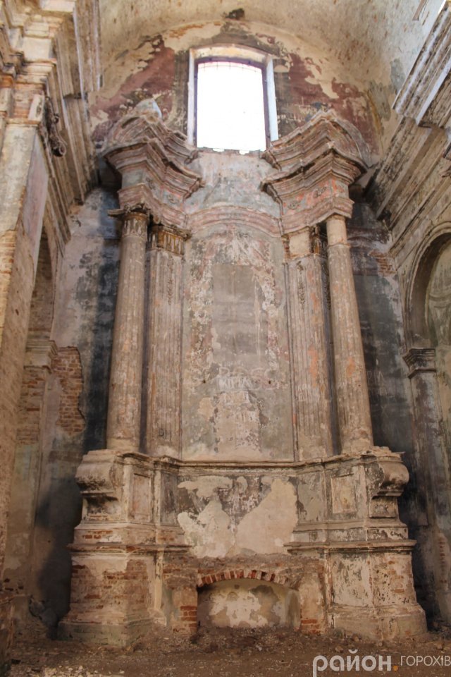 Вражаюче гарні колони в костелі