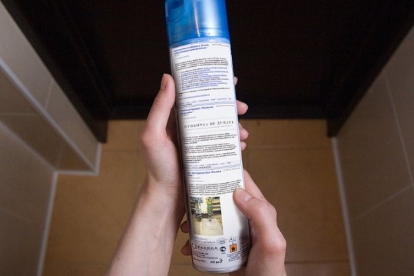  Читати в сотий раз написи на освіжувачі повітря, щоб убити час