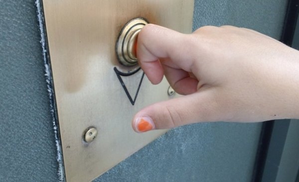 Тиснути на кнопку виклику, щоб ліфт швидше приїхав