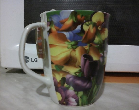 Намотати нитку від чайного пакетика навколо ручки кружики, зав'язати на вузол, а потім розплутувати перед тим як вимити кухоль