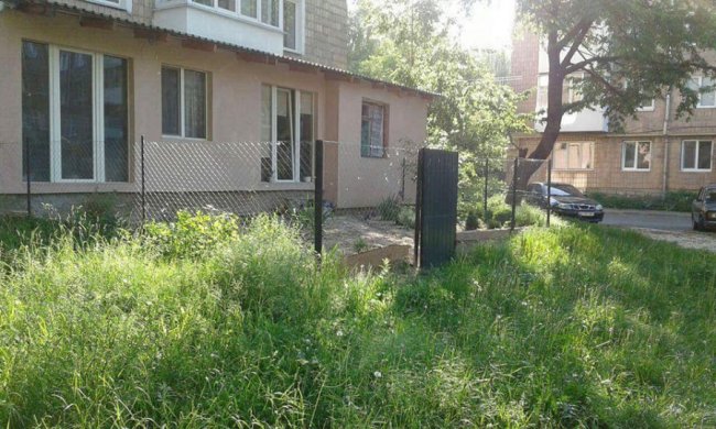 Муніципали втішені, що люди не заважають їм нищити паркани