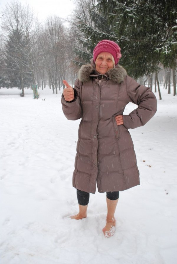 Лучанка у 77 років босоніж бігає по снігу