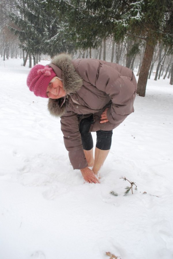 Лучанка у 77 років босоніж бігає по снігу