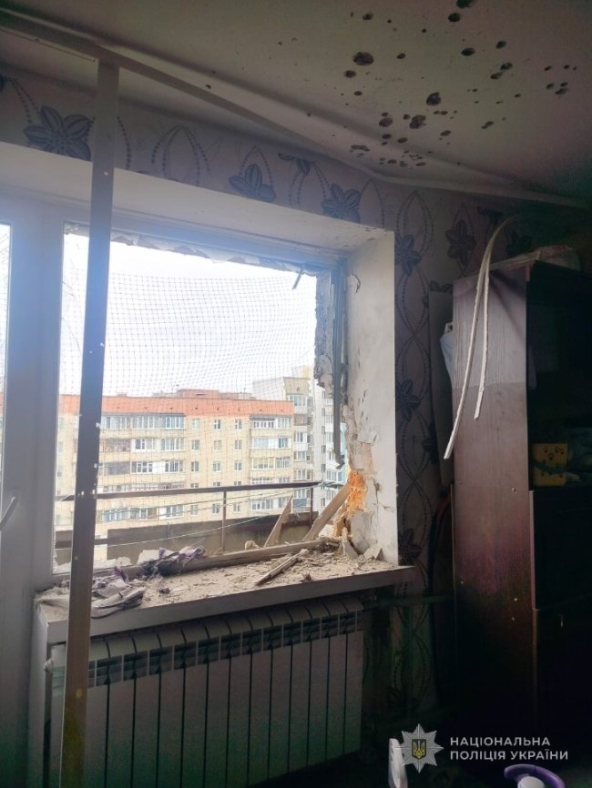 Пошкоджений будинок на Соборності: поліція працює на місцях влучань у Луцьку. ФОТО