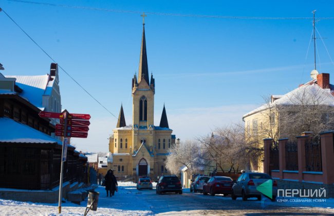 Мерехтливий сніг і кришталевий іній: Луцьк опинився у морозному полоні. ФОТО