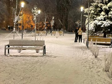 Відреставрована площа перед РАЦСом у Луцьку під сніговим покровом.ФОТО