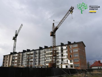 У другому будинку ЖК «Парковий квартал» у Ковелі завершують утеплювати фасад. ФОТО*