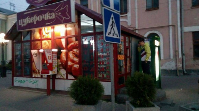 Муніципали вночі «зловили» два магазини на забороненій торгівлі 