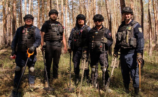 З’явилися фото, як волинські сапери розміновують Донеччину