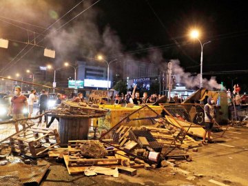 Зводять барикади: у Мінську – сутички протестувальників та силовиків 