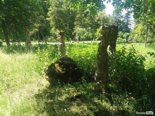 Алея з реставрованими скульптурами Миколи Голованя заросла кропивою