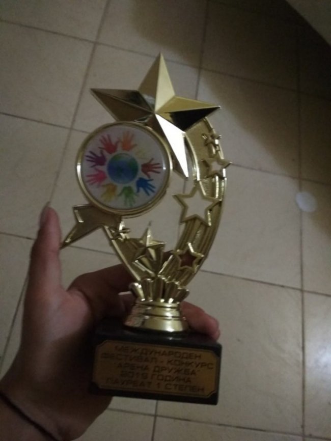 Молода співачка з Волині перемогла на конкурсі у Болгарії