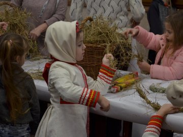 Під час фестивалю у Луцьку створюють великого янгола, роблять свічки та хустки. ФОТО