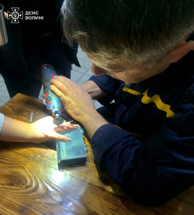 У Луцьку рятувальники допомогли зняти каблучку з пальця 27-річній жінці