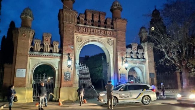 У Чернівцях водій Renault протаранив старовинні ворота університету. ВІДЕО