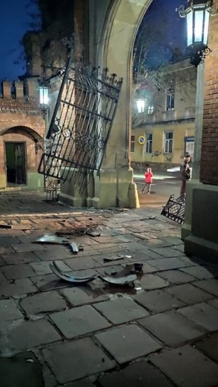 У Чернівцях водій Renault протаранив старовинні ворота університету. ВІДЕО