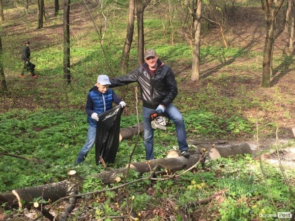 Депутати Луцькради вийшли на генеральне прибирання. ФОТО. ВІДЕО