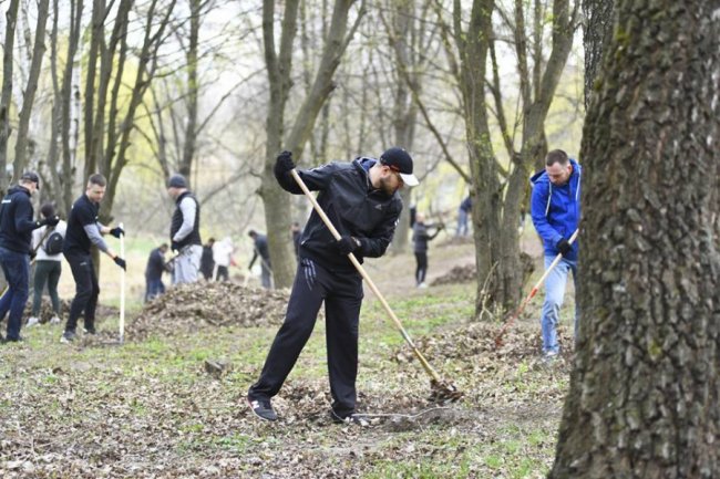 Небайдужі лучани вийшли прибирати парк. ФОТО