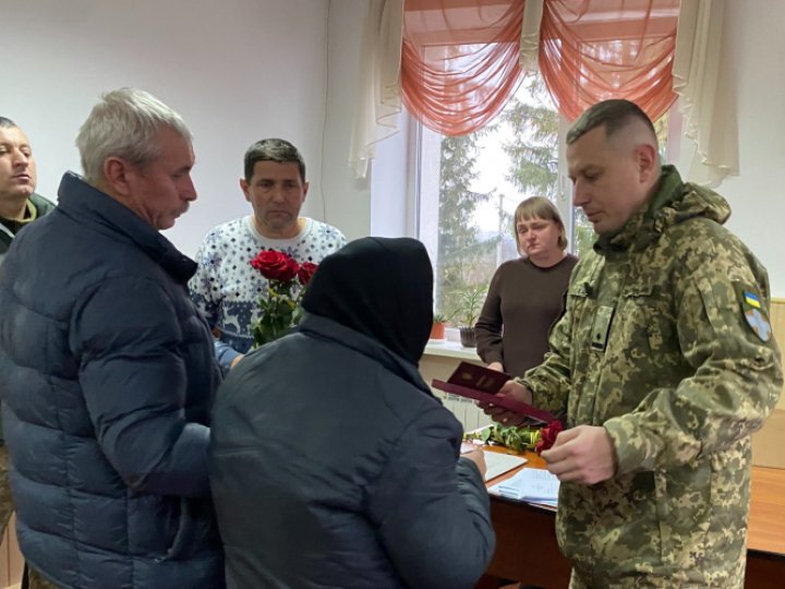 У громаді на Волині рідним загиблих Героїв вручили посмертні нагороди. ФОТО