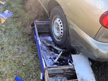 На Волині п'яний водій зніс рекламну вивіску