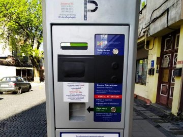 У центрі Луцька запрацювала платна парковка. ФОТО