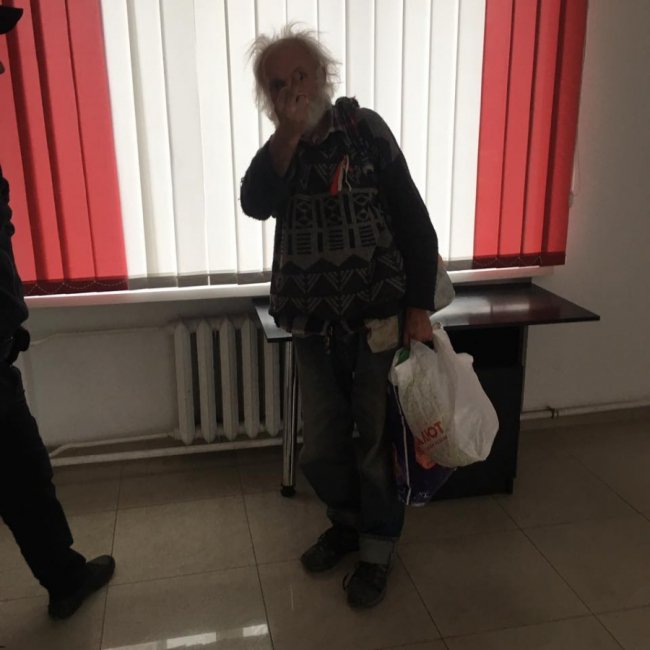 Проникає в офіси та шкодить: безхатько «тероризує» Луцьк