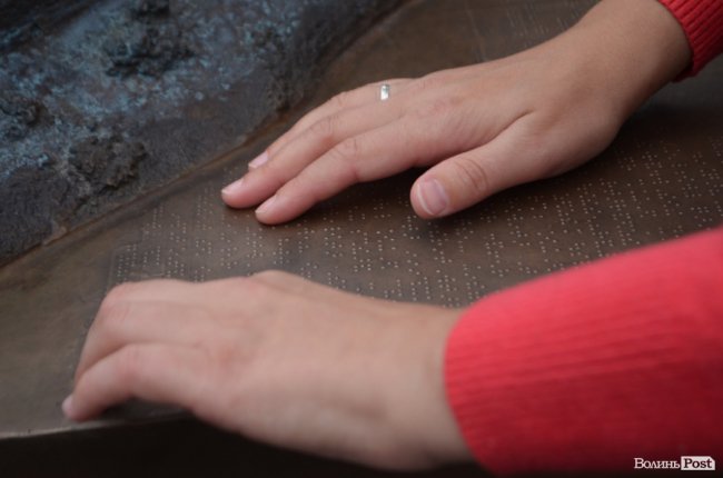 Замок Любарта на дотик: у Луцьку встановили бронзовий макет твердині. ФОТО