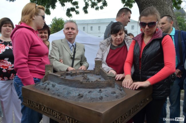 Замок Любарта на дотик: у Луцьку встановили бронзовий макет твердині. ФОТО