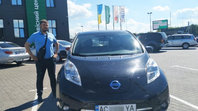 Лучанин замінив номерний знак із літерою Z для авто на новий. ВІДЕО