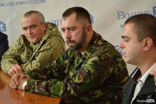 Микола Капінос - на фото зліва