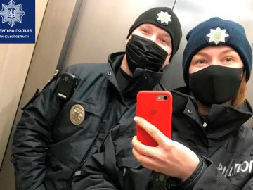 У Луцьку патрульні допомогли чоловікові, який п'яним лежав у снігу