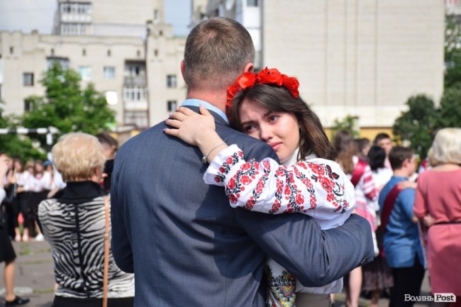 Емоції від драйву до сліз: останній дзвоник у луцькій школі №25. ФОТО