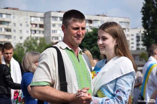 Емоції від драйву до сліз: останній дзвоник у луцькій школі №25. ФОТО