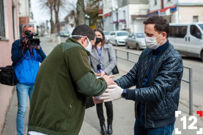 Благодійники передали волинським лікарням прилади для вимірювання рівня кисню в крові