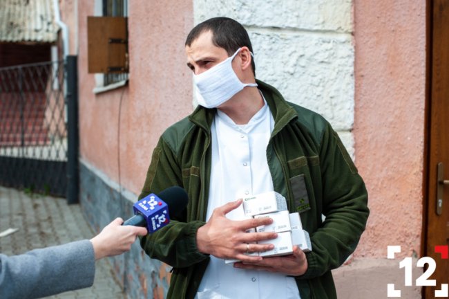 Благодійники передали волинським лікарням прилади для вимірювання рівня кисню в крові